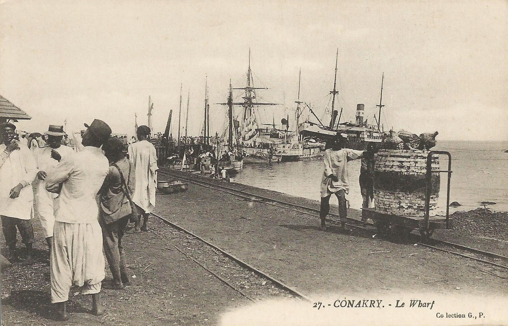 Le wharf de Conakry, carte postale ancienne